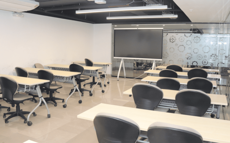 Beneficios de alquilar un salón de capacitación completamente equipado en Panamá